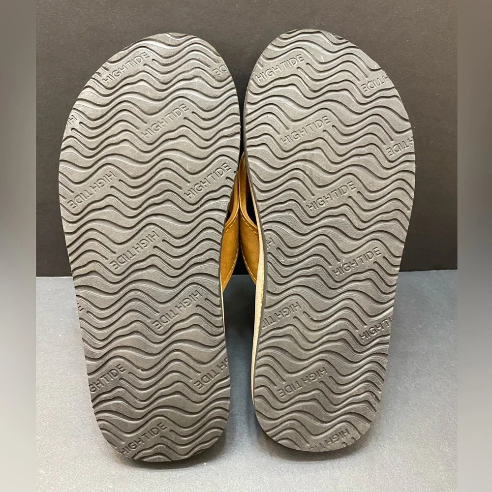 High Tide Mens brown thong flip flops size 8.